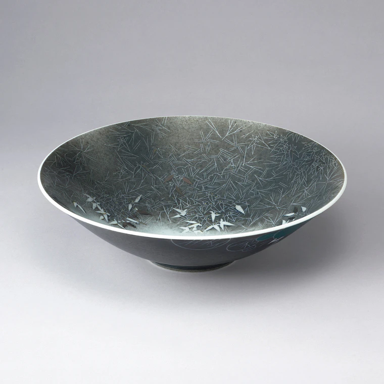 photo Bowl with Saxifrage Design in Overglaze Enamel, Snowflake Sekka, Underglaze Sprayed Thin Black Ink and Sumi-hajiki