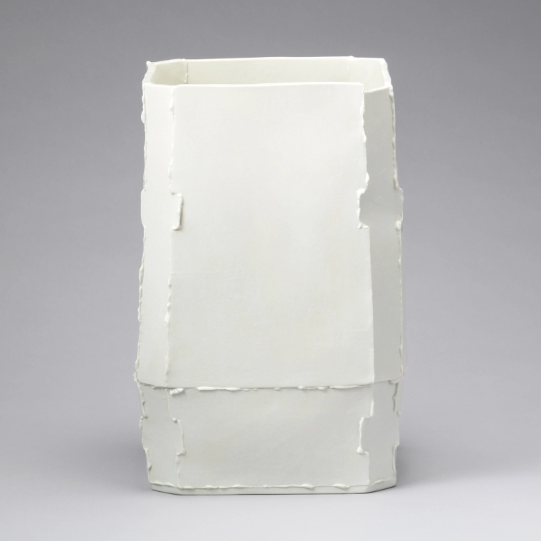 photo White Porcelain Square Vessel with Jointed Construction