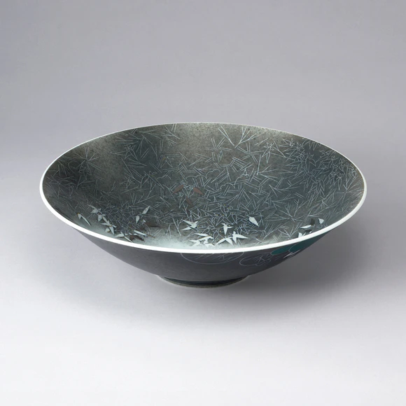 Bowl with Saxifrage Design in Overglaze Enamel, Snowflake Sekka, Underglaze Sprayed Thin Black Ink and Sumi-hajiki