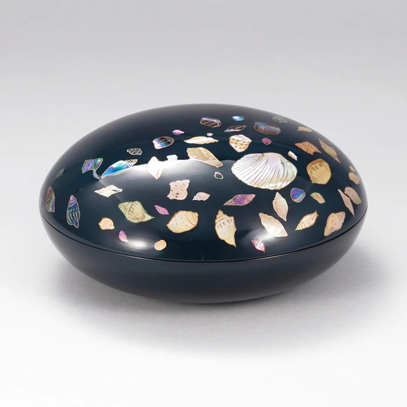 Covered Box with Blue Urushi, Makie, Mother-of-pearl Inlay and Chinborah (Seashell) Design