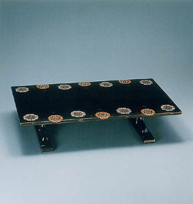 photo Low Table with Flower Design in Makie and Mother-of-Pearl Inlay