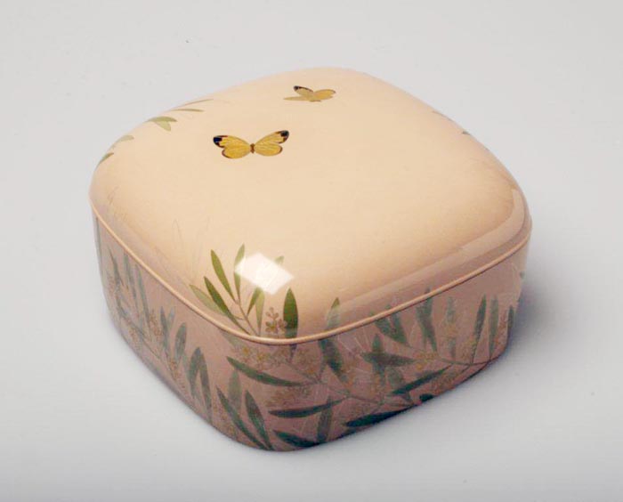 photo Kanshitsu Box for Sweets with Design in Makie and Zonsei  "Olive Tree Flowers"