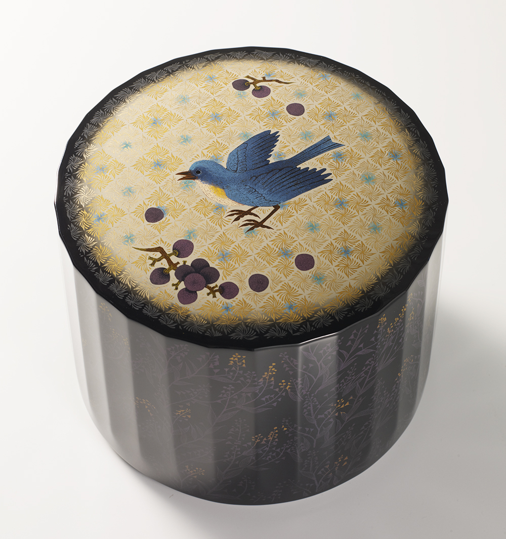 photo Kanshitsu Covered Box with Design in Kinma "Small Bird"