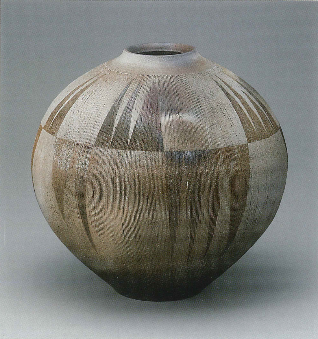 photo High-fired Jar with Wedge Patterns