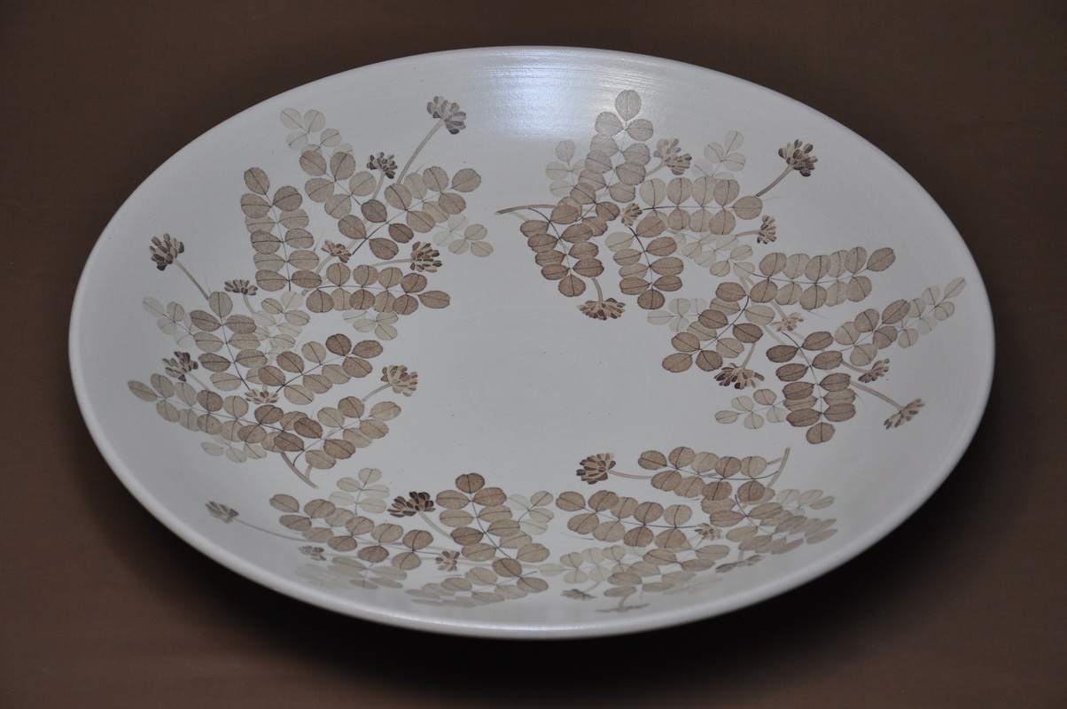 photo Dish with Chinese Milk Vetch Design in Washizome