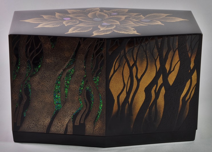photo Hexagonal box with design in makie. “Forest of Japanese beeches”