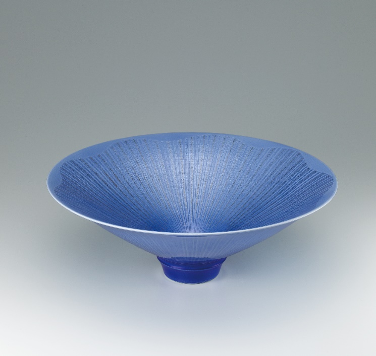 photo Bowl with Light Blue Glaze and Line Design in Underglaze Silver