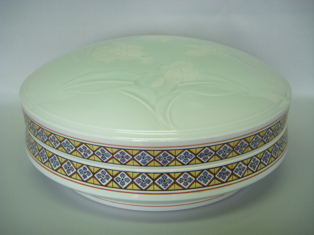 photo White Porcelain Box with Pale Blue Glaze, Engraved Cattleya Design and Overglaze Enamel Decorations