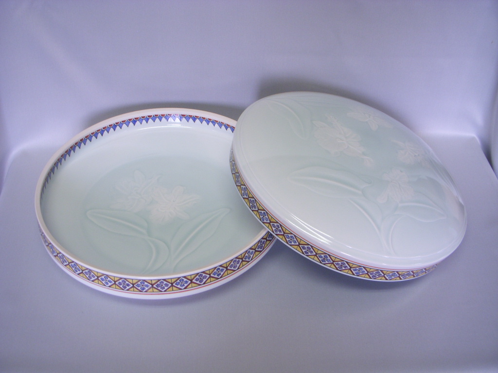 photo White Porcelain Box with Pale Blue Glaze, Engraved Cattleya Design and Overglaze Enamel Decorations