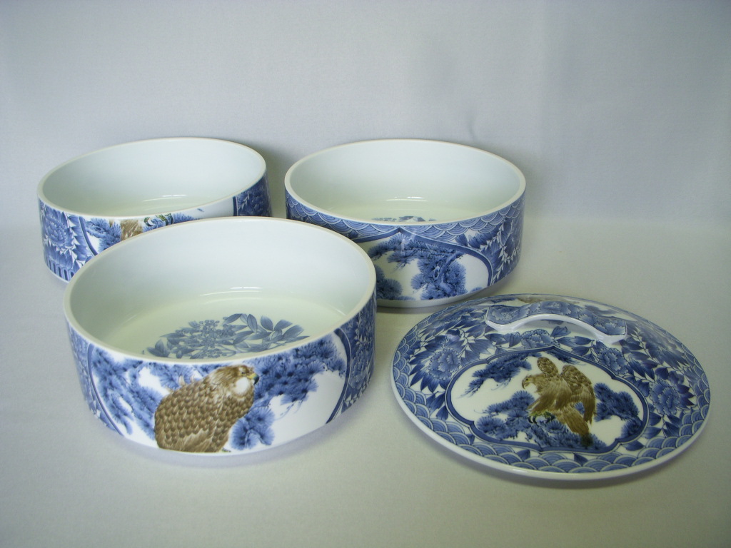 photo Blue and White Three-tiered Porcelain Box with Pine, Hawk, Peony and Arabesque Pattern
