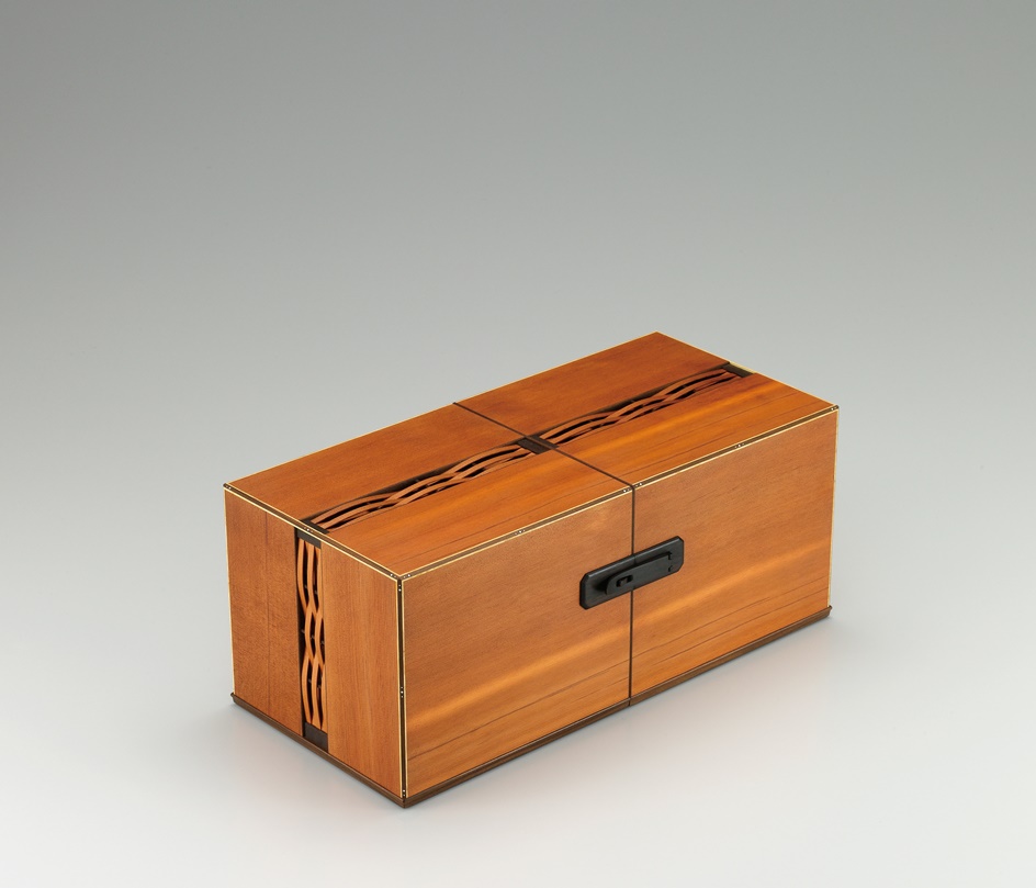 photo Small chest of Japanese yew wood.