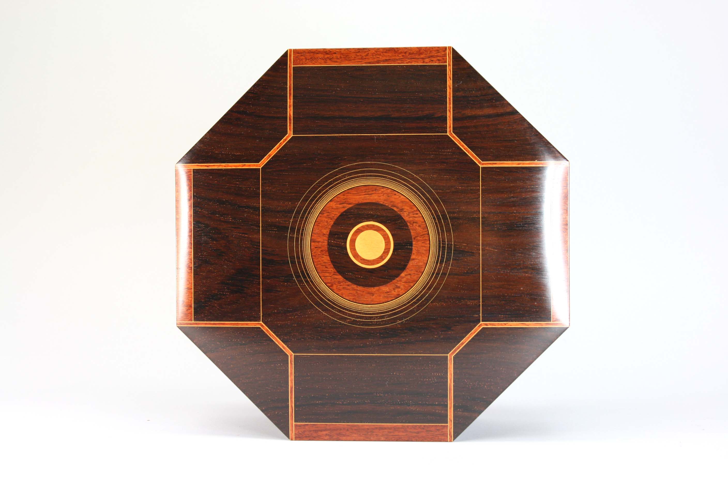 photo Octagonal box of red sandalwood with wood inlay decoration