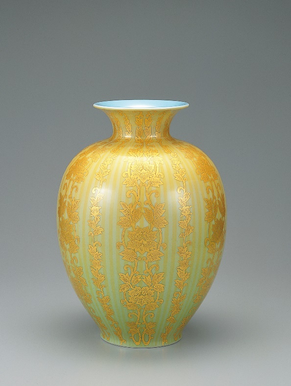 photo Flower Vase with Chintz-like Design in Underglaze Gold