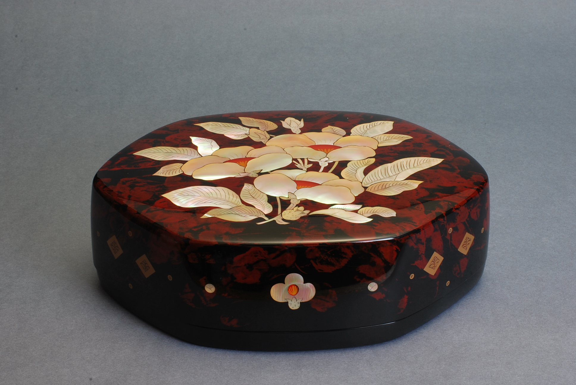 photo Box with Flower Design in Tortoiseshell and Mother-of-Pearl Inlay