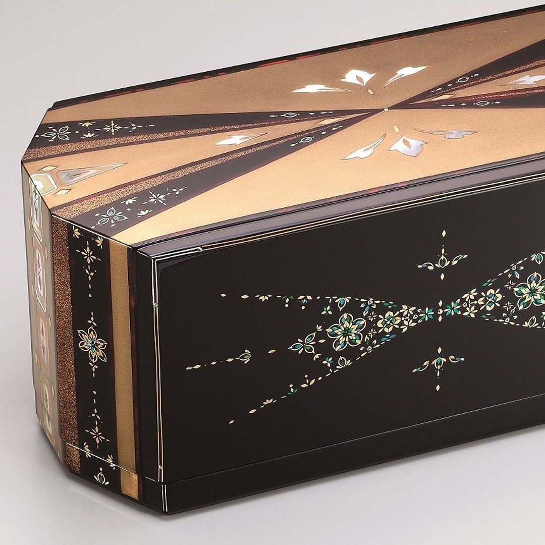 photo Jewelry box with design in makie, tortoiseshell applying and mother-of-pearl inlay. "Road of light"