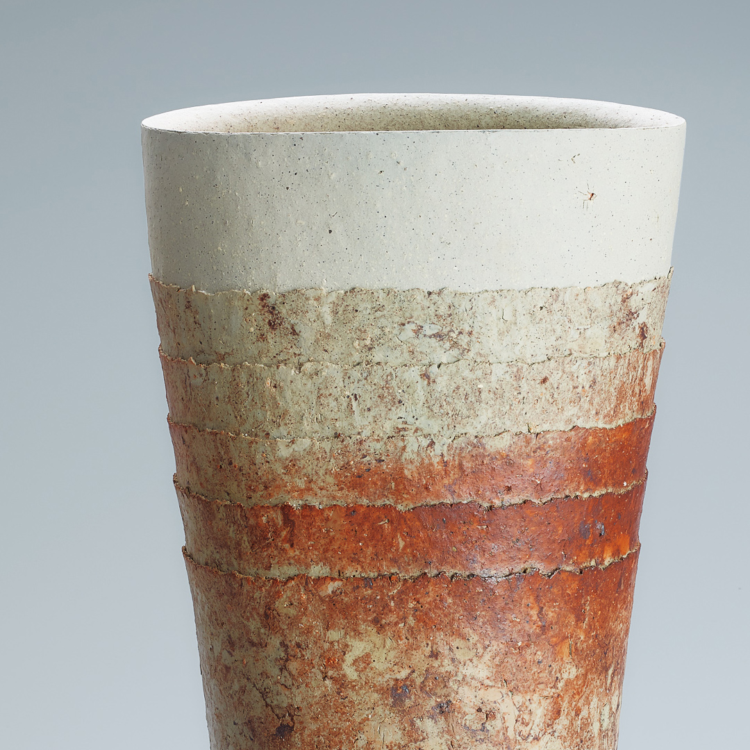 photo Bizen flower vessel of mixed clay.