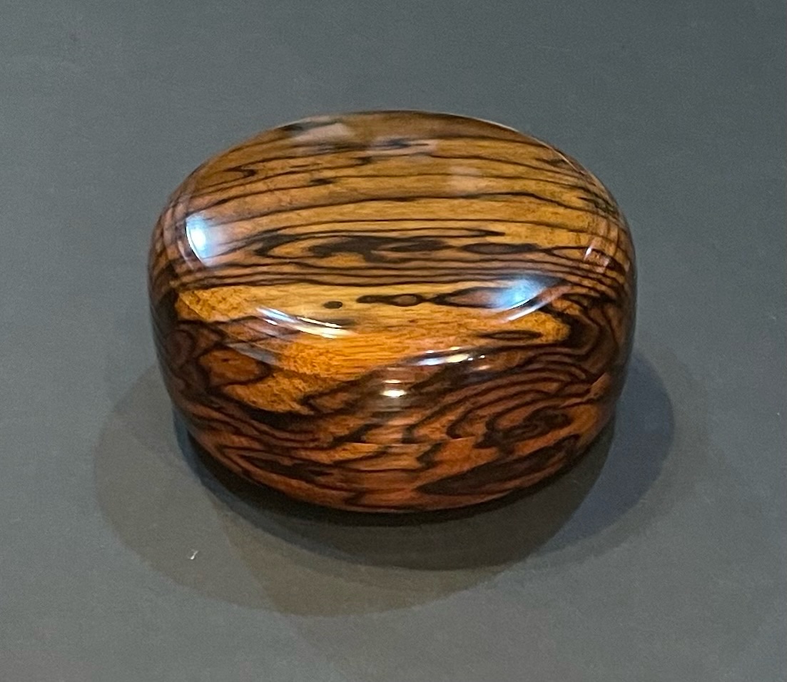 photo Covered food box of black-streaked persimmon wood with design in straight line.