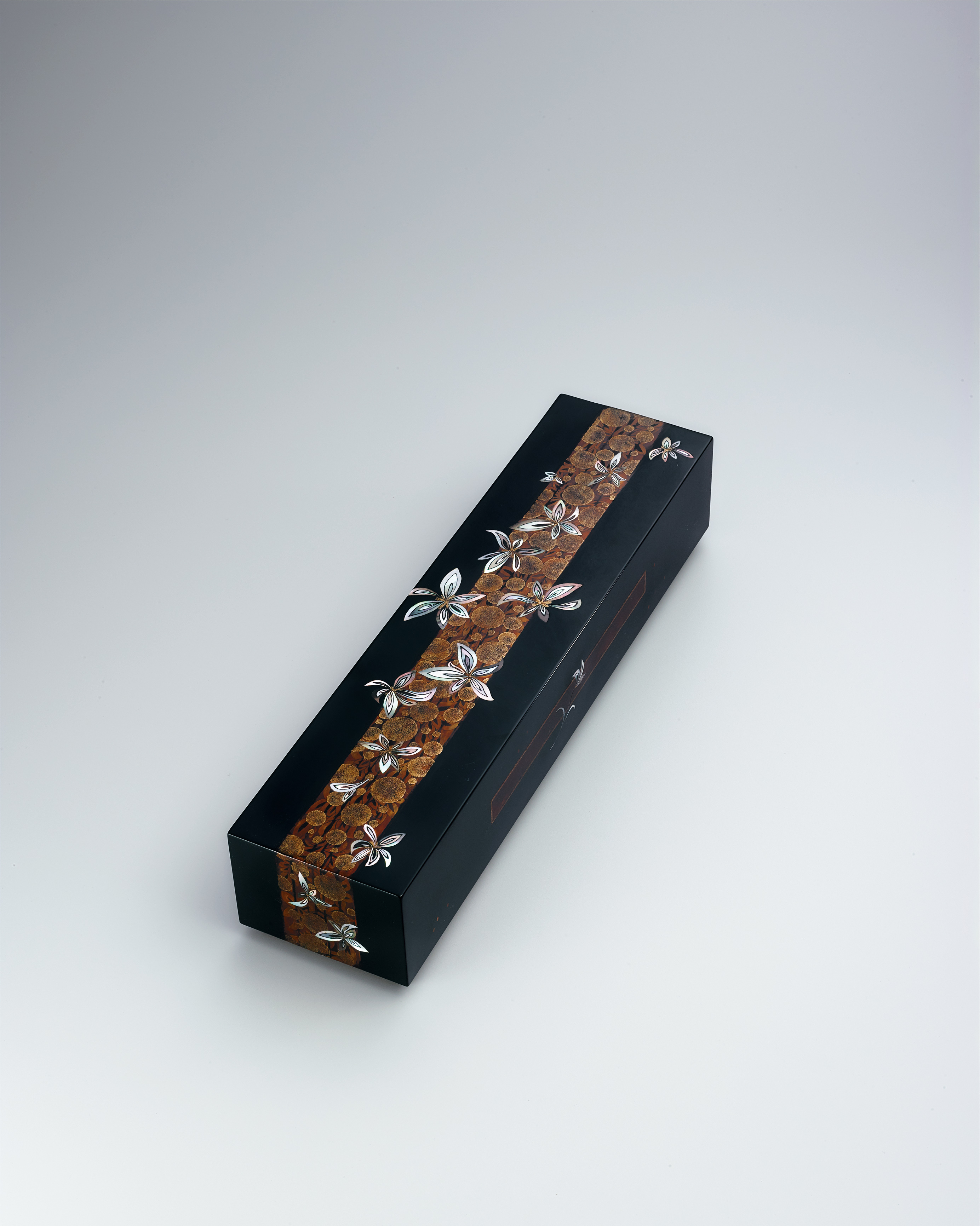 photo Box for tanzaku with design in mother-of-pearl inlay and makie "Hanakagami"